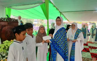 BKMT Sintang Berikan Santunan kepada Anak Yatim dan Duafa saat Tabligh Akbar