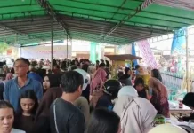 Warga Kunjungi Kantin Ramadan di Masjid Al-Amin Sintang