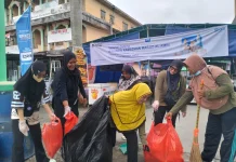 Warga Sintang Lakukan Aksi Memungut Sampah di Jalan