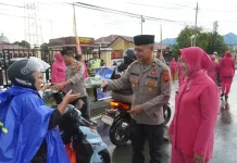 Kabag Sumda Polres Kapuas Hulu, Kompol Widianto Berbagi Takjil