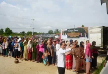 Bupati Sintang Temui Warga Antre Sembako di Binjai Hulu