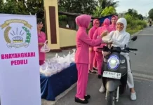 Bhayangkari Polsek Sepauk Bagikan Takjil