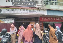 Toko Kue Kering Diserbu Pembeli