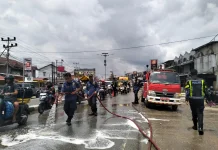 Pembersihan Tumpahan Minyak di Jalan Lintas Melawi
