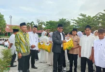 Siswa MTsN Sintang dengan Resensi Buku Terbaik Dapat Penghargaan
