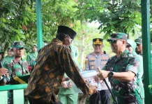 Pangdam XII/Tanjungpura Menyerahkan Bantuan Sosial pada Warga di Sintang