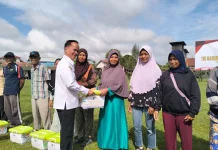 Warga Sintang Dapatkan Bantuan Sosial