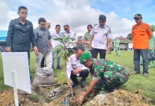 Bupati Sintang Tanam Pohon saat Penutupan TMMD ke-127 Kodim Sintang