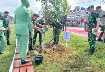 Pangdam XII/Tanjungpura Tanam Pohon saat Penutupan TMMD 127 Kodim Sintang