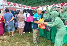 Warga Antusias Ikuti Antre Sembako Murah TMMD 127 Sintang
