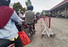 Antrean BBM di SPBU Sintang