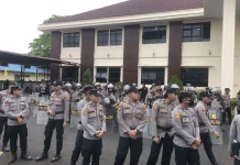 Personil Polres Sintang Berjaga saat Aksi di Depan PN Sintang