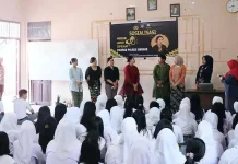 Polwan Polres Sintang Edukasi Pelajar SMA lewat Sosialisasi “Rise and Speak”