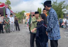 Jamaah Haji Tertua dan Termuda Sintang Terima Rompi Rombongan