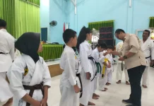 Enam Kohai Peserta Ujian Kenaikan Sabuk Mendapatkan Penghargaan dari Panitia