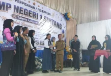Siswa Berprestasi SMP 1 Sintang Mendapatkan Piagarm Penghargaan dan Piala