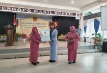GOW Sintang Berikan Cinderamata Kepada BKOW Kalbar