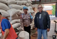 Polsek Silat Hulu Jual 250 Kilo Hasil Panen Jagung ke Bulog Putussibau