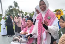 Jemaah Haji Sintang disambut Keluarga Dengan Bahagia