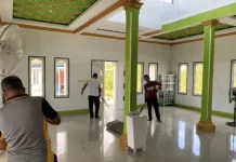 Polsek Selimbau Bersihkan Surau Babussalam Bentuk  Pengabdian Nyata