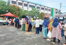 Warga Serbu Gerakan Pangan Murah di Pasar Raya Sintang