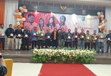 Belasan Desa di Sintang Terima Plakat dari WVI Atas Kolaborasi yang Diberikan