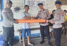 Sat Polair Polres Kapuas Hulu Serahkan Bantuan Tandu Evakuasi