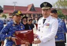 Upacara HUT ke-81 RI di Kapuas Hulu Diwarnai Penyematan Satyalancana