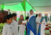 BKMT Sintang Berikan Santunan kepada Anak Yatim dan Duafa saat Tabligh Akbar