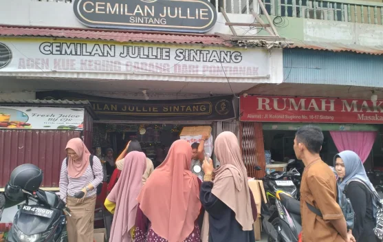 Toko Kue Kering Diserbu Pembeli