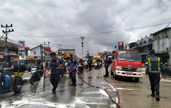 Pembersihan Tumpahan Minyak di Jalan Lintas Melawi