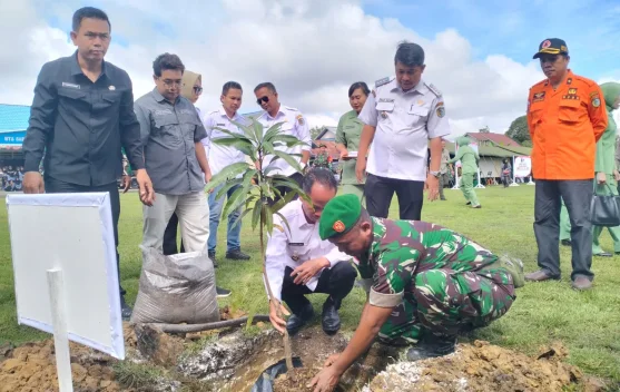 Bupati Sintang Tanam Pohon saat Penutupan TMMD ke-127 Kodim Sintang