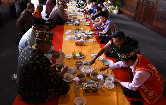 Tradisi Makan Saprahan di Hari Jadi Kota Sintang