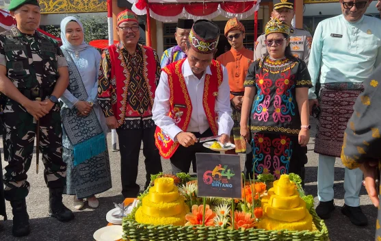 Pemotongan Tumpeng Hari Jadi Sintang ke-664