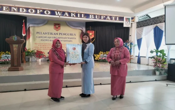 GOW Sintang Berikan Cinderamata Kepada BKOW Kalbar
