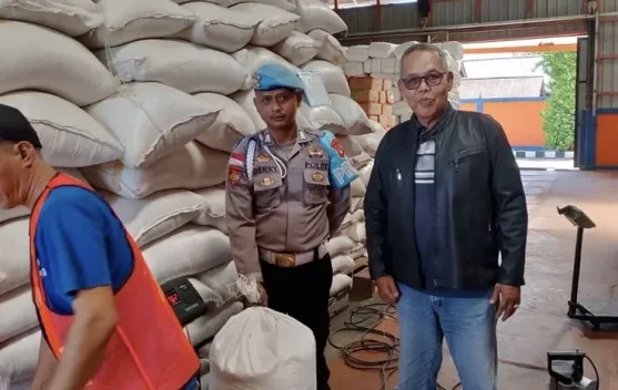 Polsek Silat Hulu Jual 250 Kilo Hasil Panen Jagung ke Bulog Putussibau