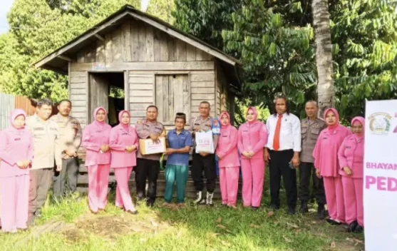 Berita Foto - Bhayangkari Ranting Bunut Hulu Menggelar Aksi Bakti ...