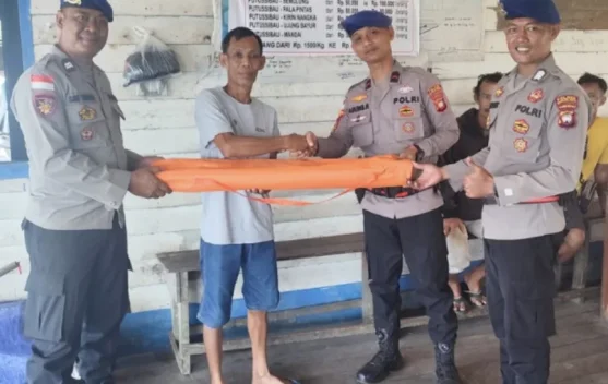Sat Polair Polres Kapuas Hulu Serahkan Bantuan Tandu Evakuasi