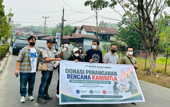 PT.Buana Hijau Abadi Bersama IJS Sintang Bagikan Masker pada Warga