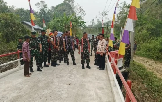 Tim Itjenad TNI AD Tinjau Pembangunan Rumah Dinas dan Jembatan di Sintang
