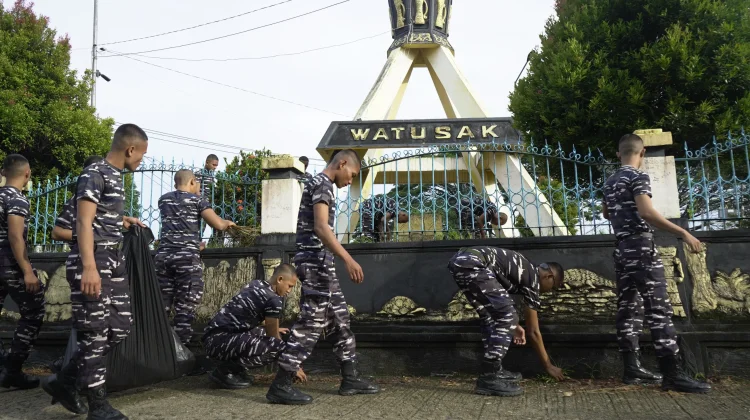 Aksi Nyata Pasmar 3, Prajurit Denmako Bersihkan Jalan di Kota Sorong