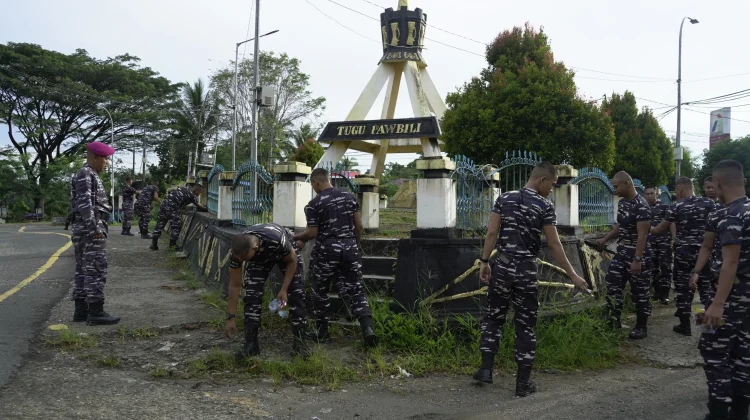 Aksi Nyata Pasmar 3, Prajurit Denmako Bersihkan Jalan di Kota Sorong