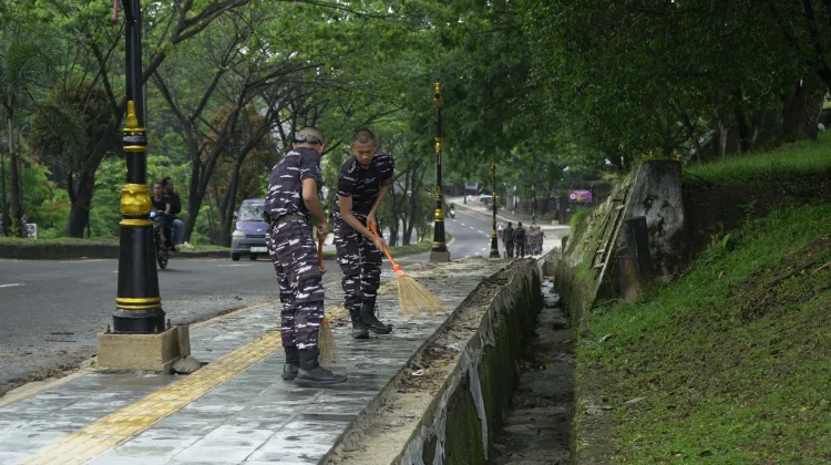 Aksi Nyata Pasmar 3, Prajurit Denmako Bersihkan Jalan di Kota Sorong