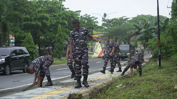 Aksi Nyata Pasmar 3, Prajurit Denmako Bersihkan Jalan di Kota Sorong
