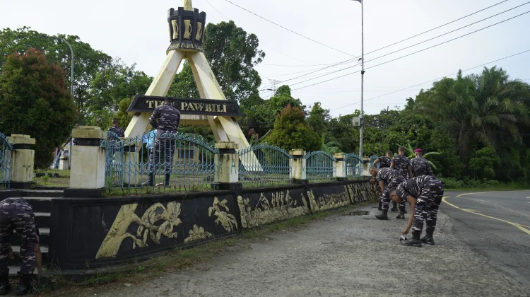 Aksi Nyata Pasmar 3, Prajurit Denmako Bersihkan Jalan di Kota Sorong