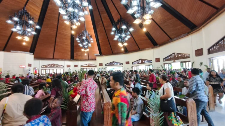 Ratusan Umat Katolik Rayakan Minggu Palma di Gereja Katedral