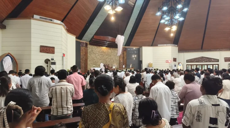 Ratusan Umat Katolik Ikuti Misa Kamis Putih di Gereja katedral