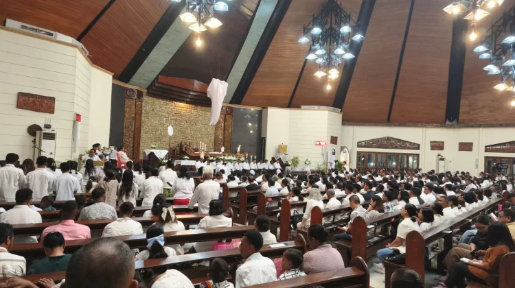 Ratusan Umat Katolik Ikuti Misa Kamis Putih di Gereja katedral