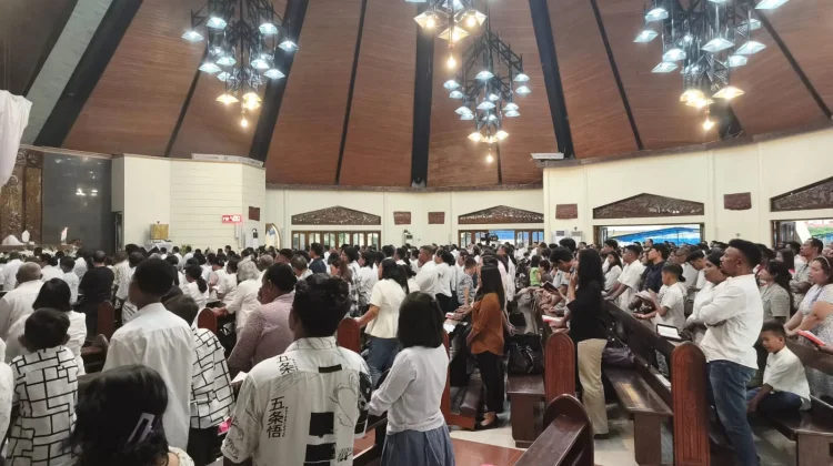 Ratusan Umat Katolik Ikuti Misa Kamis Putih di Gereja katedral