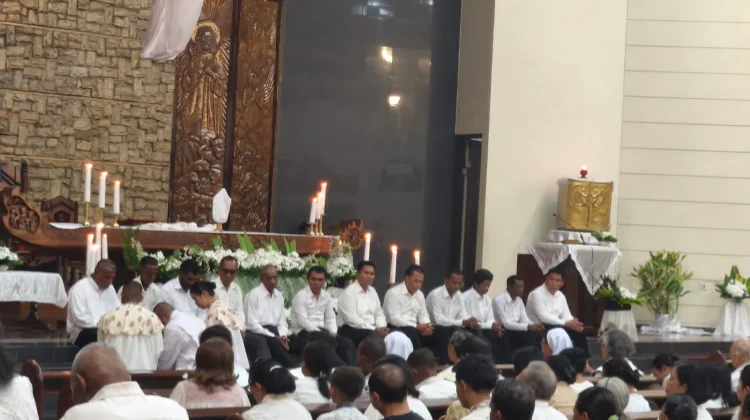 Ratusan Umat Katolik Ikuti Misa Kamis Putih di Gereja katedral